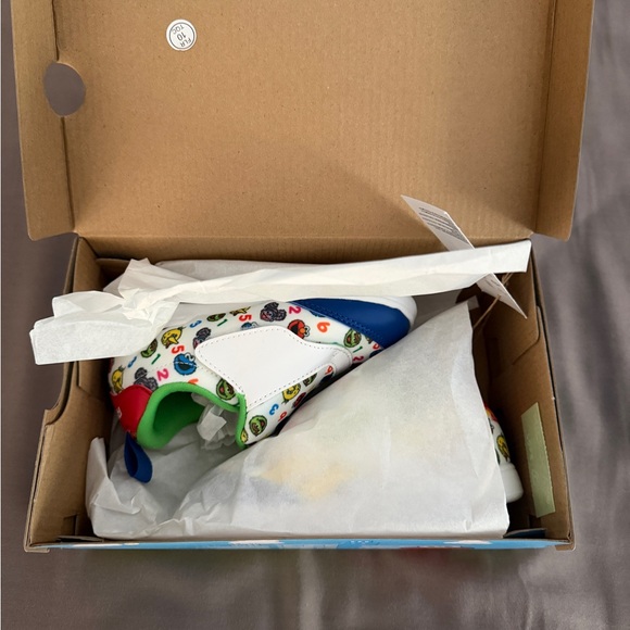 BNWT Reebok Sesame Street Kids Slip-On Sneakers - Picture 5 of 6